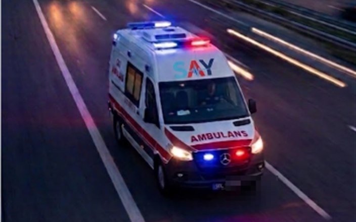 Say Ambulans aracı gece otoyolda hasta nakli sırasında