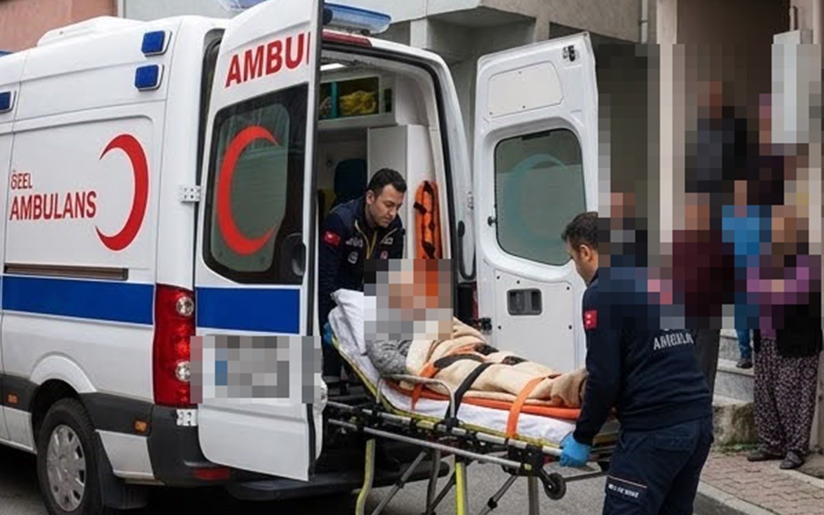 Say Ambulans ekibi hastayı sedyeyle ambulansa alıyor